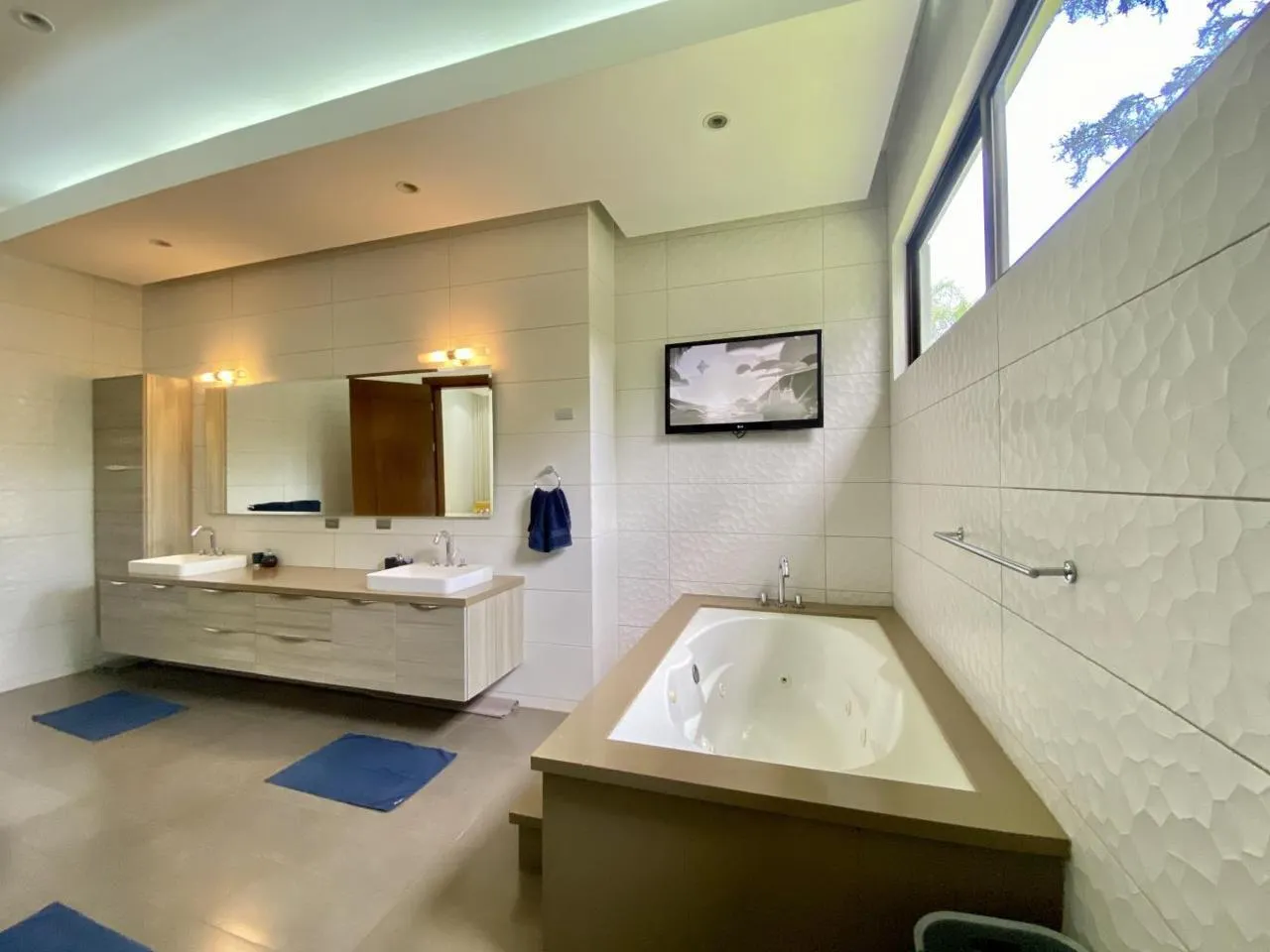 Luxury 5-Bedroom Rental in Santa Ana, Costa Rica, Santa Ana, Costa Rica — photo 5